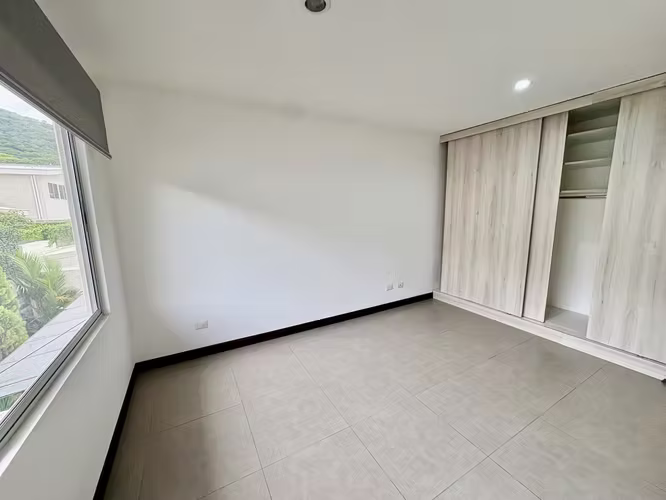RIO ORO SANTA ANA! MODERNA CASA ESQUINERA 3 HAB + SERVICIO + JARDIN