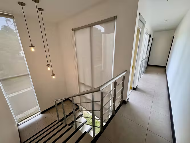 RIO ORO SANTA ANA! MODERNA CASA ESQUINERA 3 HAB + SERVICIO + JARDIN