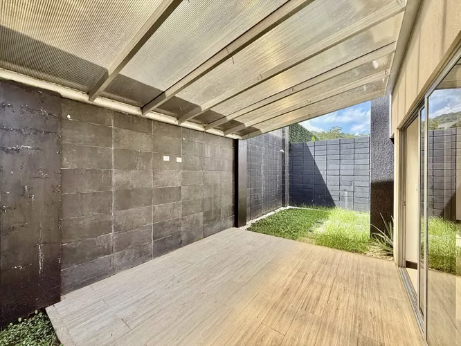RIO ORO SANTA ANA! MODERNA CASA ESQUINERA 3 HAB + SERVICIO + JARDIN