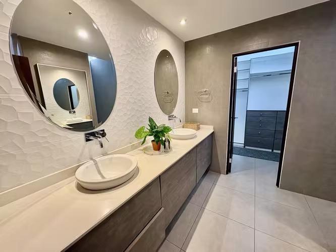 RIO ORO SANTA ANA! MODERNA CASA ESQUINERA 3 HAB + SERVICIO + JARDIN