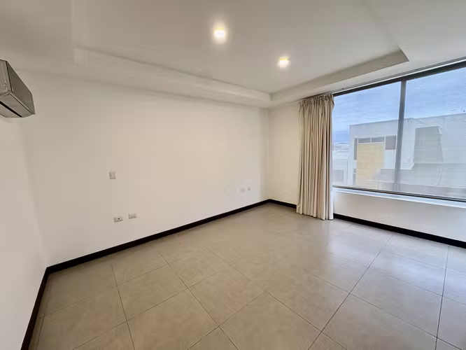 RIO ORO SANTA ANA! MODERNA CASA ESQUINERA 3 HAB + SERVICIO + JARDIN