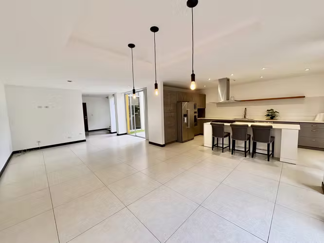 RIO ORO SANTA ANA! MODERNA CASA ESQUINERA 3 HAB + SERVICIO + JARDIN