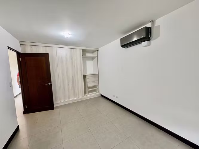 RIO ORO SANTA ANA! MODERNA CASA ESQUINERA 3 HAB + SERVICIO + JARDIN