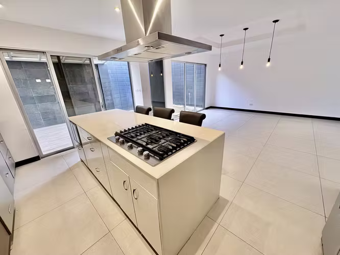 RIO ORO SANTA ANA! MODERNA CASA ESQUINERA 3 HAB + SERVICIO + JARDIN