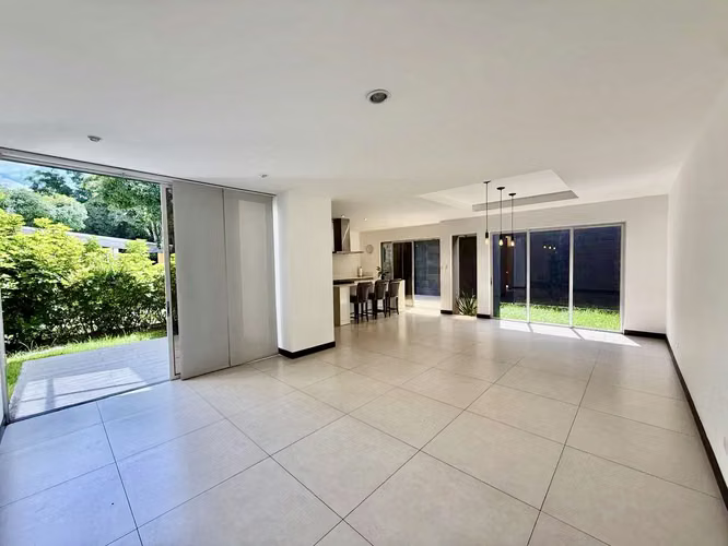 RIO ORO SANTA ANA! MODERNA CASA ESQUINERA 3 HAB + SERVICIO + JARDIN