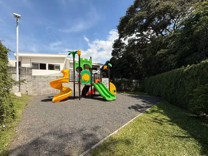 RIO ORO SANTA ANA! MODERNA CASA ESQUINERA 3 HAB + SERVICIO + JARDIN
