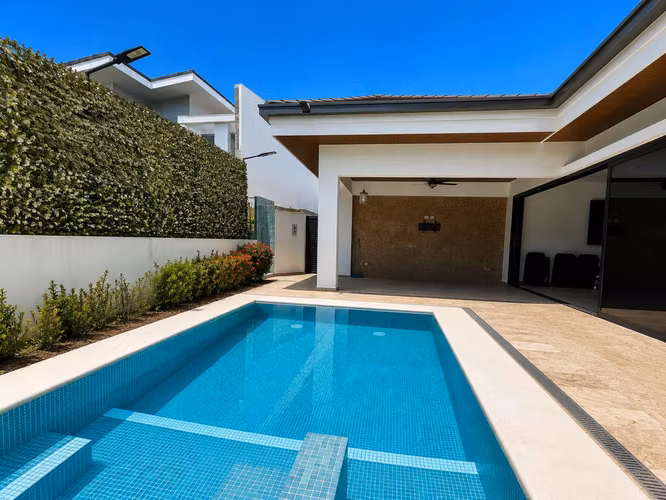 Luxury Home with pool for Sale in Amaru Condominium – Puntaleona, Costa Rica $600.000 - Imagen 2