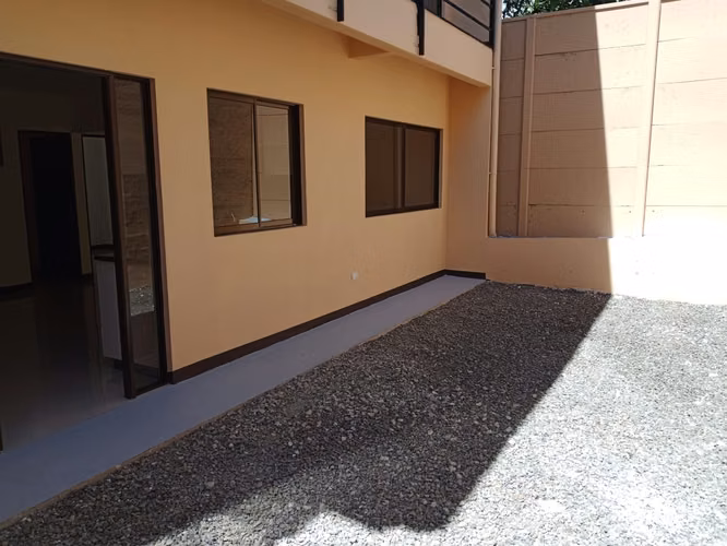 ALQUILO APARTAMENTO EN PRIMERA PLANTA+CURRIDABAT+ 2 HABITACIONES + OFICINA+ 2 PARQUEOS