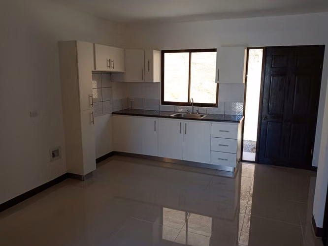 ALQUILO APARTAMENTO EN PRIMERA PLANTA+CURRIDABAT+ 2 HABITACIONES + OFICINA+ 2 PARQUEOS