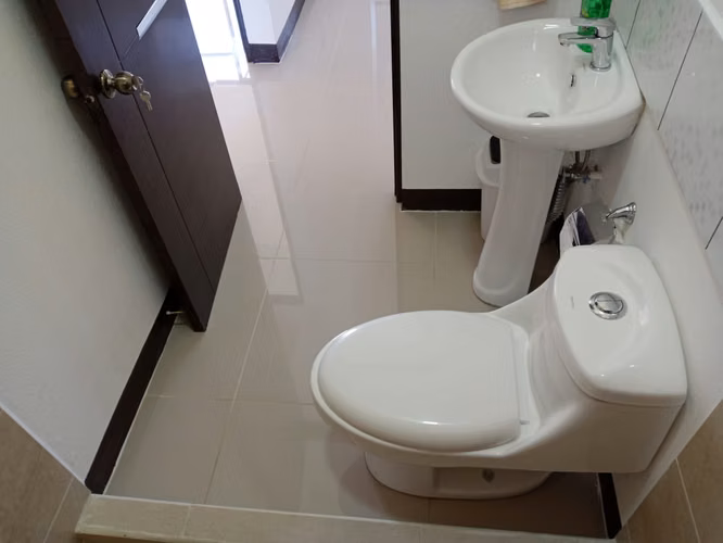 ALQUILO APARTAMENTO EN PRIMERA PLANTA+CURRIDABAT+ 2 HABITACIONES + OFICINA+ 2 PARQUEOS