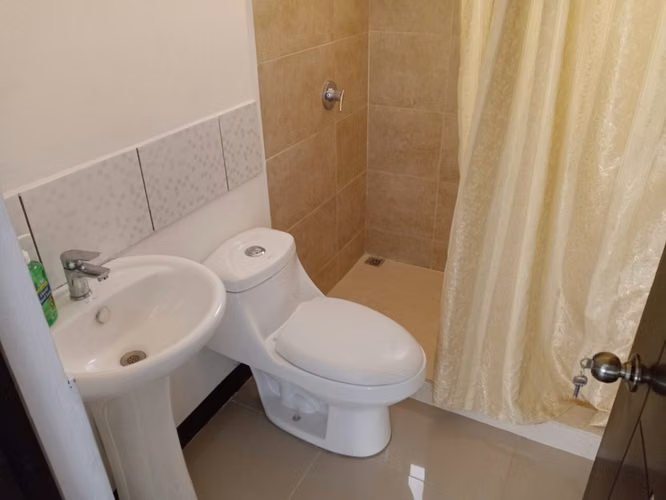 ALQUILO APARTAMENTO EN PRIMERA PLANTA+CURRIDABAT+ 2 HABITACIONES + OFICINA+ 2 PARQUEOS