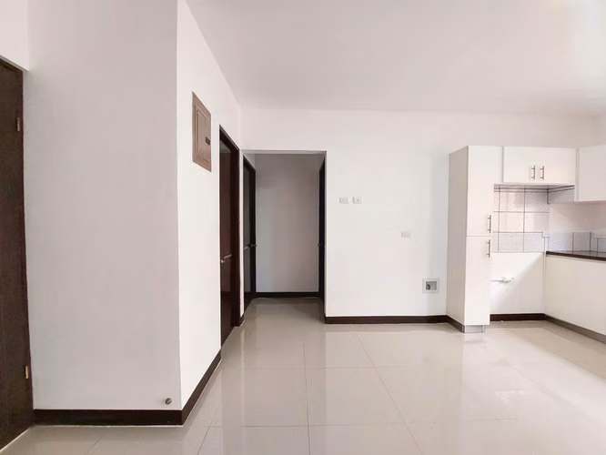 ALQUILO APARTAMENTO EN PRIMERA PLANTA+CURRIDABAT+ 2 HABITACIONES + OFICINA+ 2 PARQUEOS
