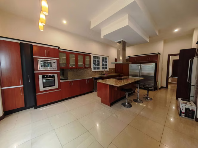 CASA EN VENTA EN VELLE DEL SOL CON 5 HABITACIONES, LINDORA