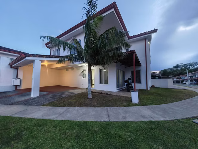 CASA ESQUINERA EN VENTA EN CIUDAD COLON. HACIENDA COLON