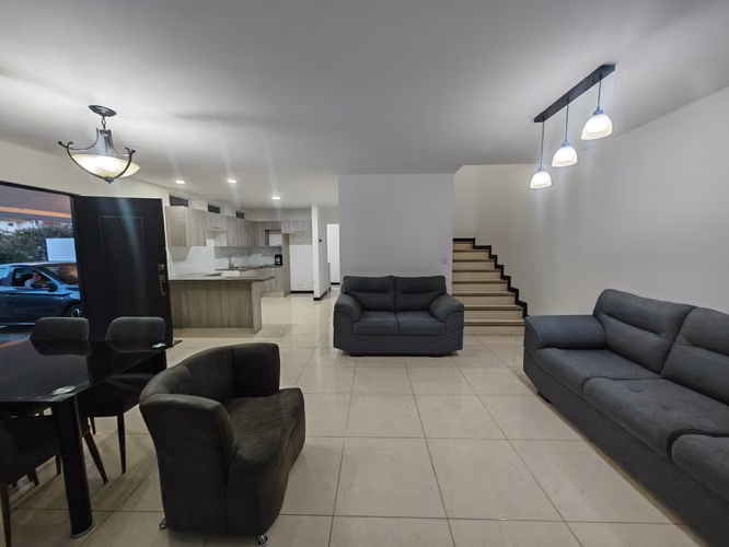 CASA ESQUINERA EN VENTA EN CIUDAD COLON. HACIENDA COLON