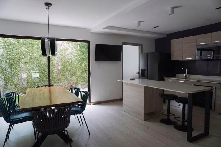 Modern townhouse in Escazú Urbano with private courtyard · San Antonio · 2 hab
