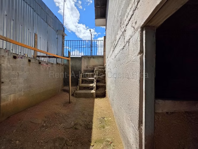 Venta de casa en el centro de San Rafael de Oreamuno Cartago Uso Mixto