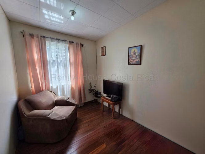 Venta de casa en el centro de San Rafael de Oreamuno Cartago Uso Mixto