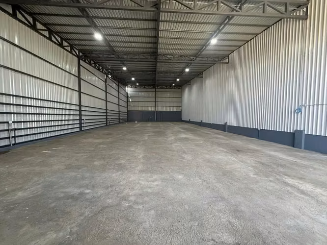 SE ALQUILA BODEGA PAVAS