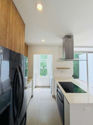 OPORTUNIDAD  Santa Ana Village 2 habs grandes 2 parqueos patio  línea blanca  $1450 - Imagen 5