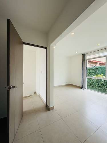 OPORTUNIDAD  Santa Ana Village 2 habs grandes 2 parqueos patio  línea blanca  $1450 - Imagen 7