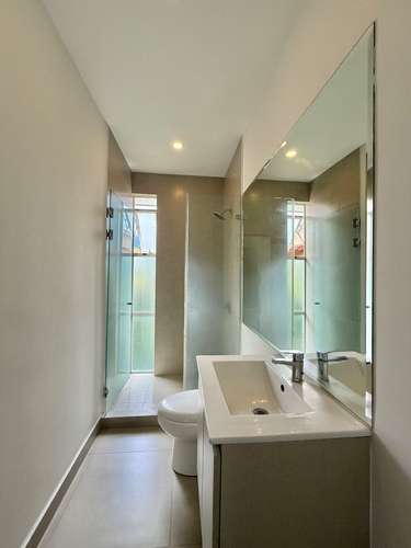 OPORTUNIDAD  Santa Ana Village 2 habs grandes 2 parqueos patio  línea blanca  $1450 - Imagen 9