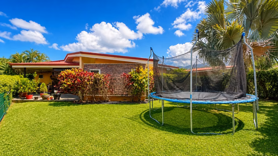Venta o alquiler casa en Condominio El Roble, Piedades, Santa Ana