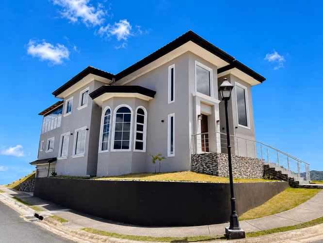 Casa moderna en condominio Tierras del Este