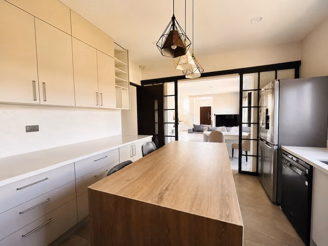 Casa moderna en condominio Tierras del Este