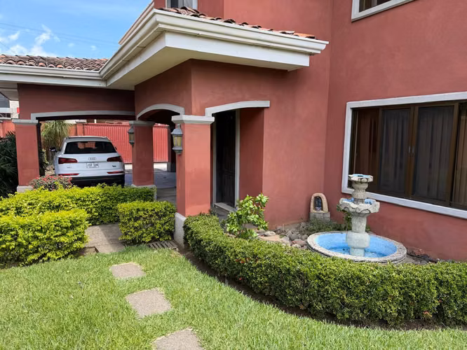 Casa esquinera en Santa Ana