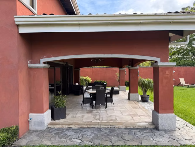 Casa esquinera en Santa Ana