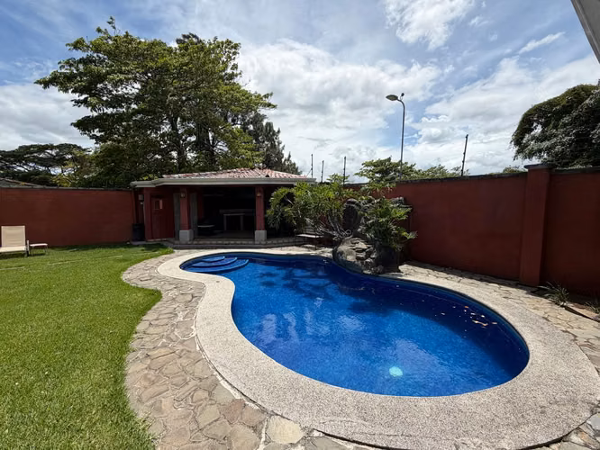 Casa esquinera en Santa Ana