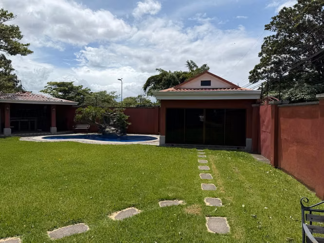 Casa esquinera en Santa Ana