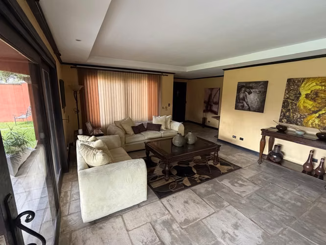 Casa esquinera en Santa Ana