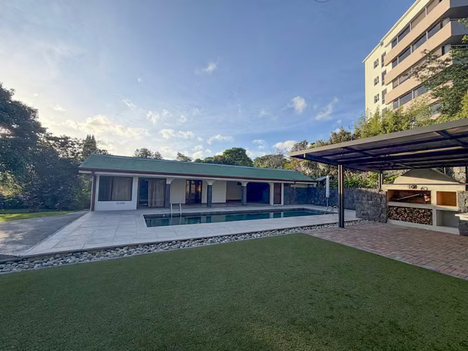 Casa de 650 m2 con piscina privada y 5.454 m2 de terreno en Bello Horizonte Escazú - Imagen 9
