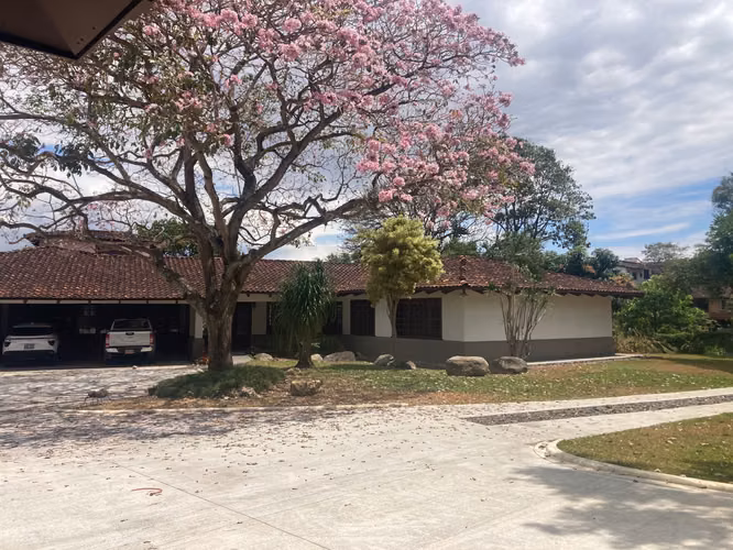 Venta o alquiler casa principal con apartamento rodeada de árboles en Escazu