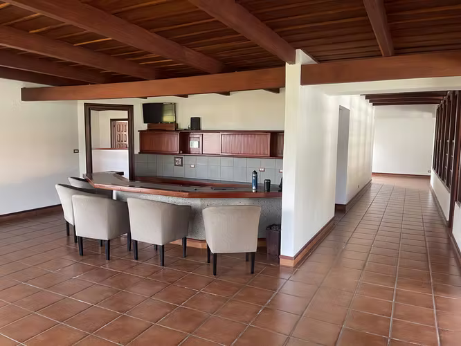 Venta o alquiler casa principal con apartamento rodeada de árboles en Escazu
