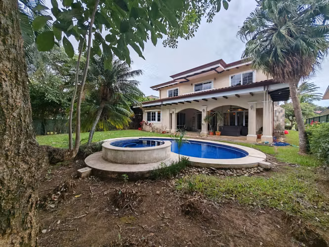 Exclusiva Casa de Lujo con Piscina Privada | Venta o Alquiler | Santa Ana