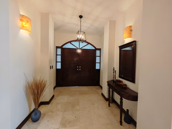 Exclusiva Casa de Lujo con Piscina Privada | Venta o Alquiler | Santa Ana