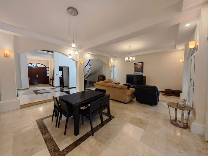 Exclusiva Casa de Lujo con Piscina Privada | Venta o Alquiler | Santa Ana