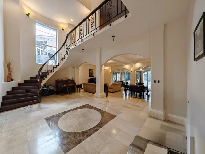Exclusiva Casa de Lujo con Piscina Privada | Venta o Alquiler | Santa Ana