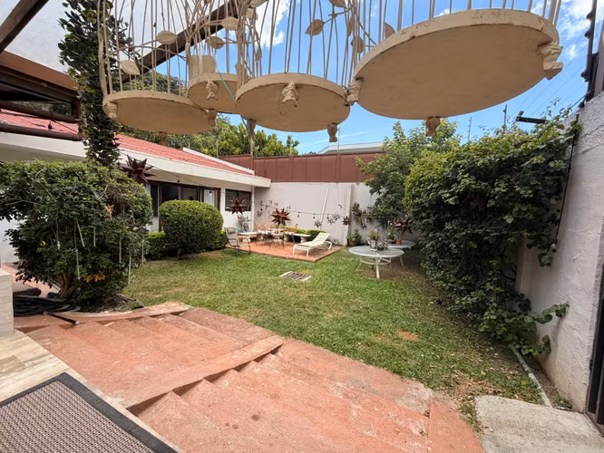 EN VENTA -  AMPLIA CASA DE UNA PLANTA   – SAN RAFAEL  DE ESCAZU