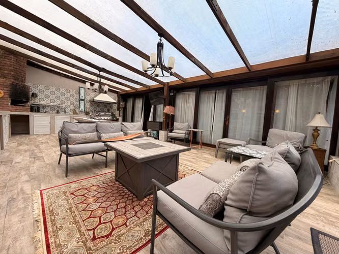 EN VENTA -  AMPLIA CASA DE UNA PLANTA   – SAN RAFAEL  DE ESCAZU