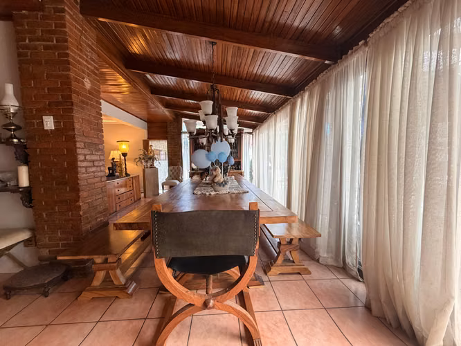 EN VENTA -  AMPLIA CASA DE UNA PLANTA   – SAN RAFAEL  DE ESCAZU