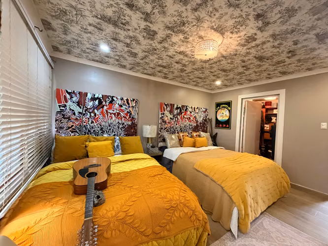 EN VENTA -  AMPLIA CASA DE UNA PLANTA   – SAN RAFAEL  DE ESCAZU