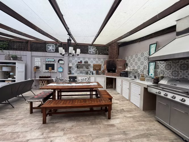 EN VENTA -  AMPLIA CASA DE UNA PLANTA   – SAN RAFAEL  DE ESCAZU