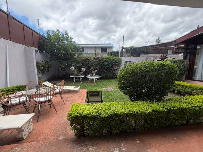EN VENTA -  AMPLIA CASA DE UNA PLANTA   – SAN RAFAEL  DE ESCAZU