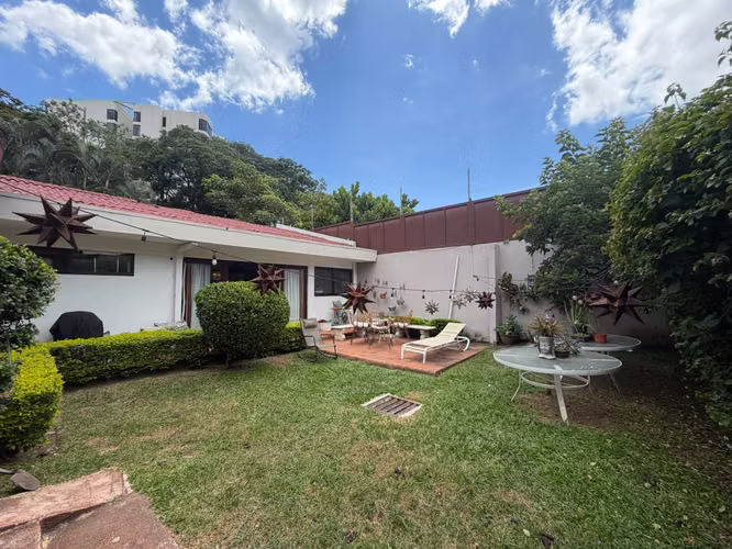 EN VENTA -  AMPLIA CASA DE UNA PLANTA   – SAN RAFAEL  DE ESCAZU