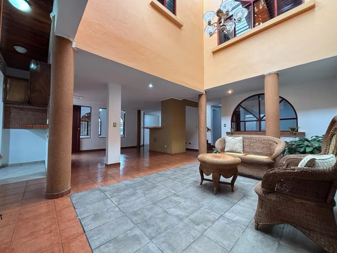 Venta de casa de dos plantas en Mercedes Norte, Heredia