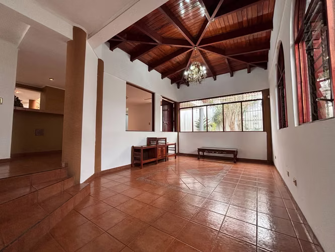 Venta de casa de dos plantas en Mercedes Norte, Heredia